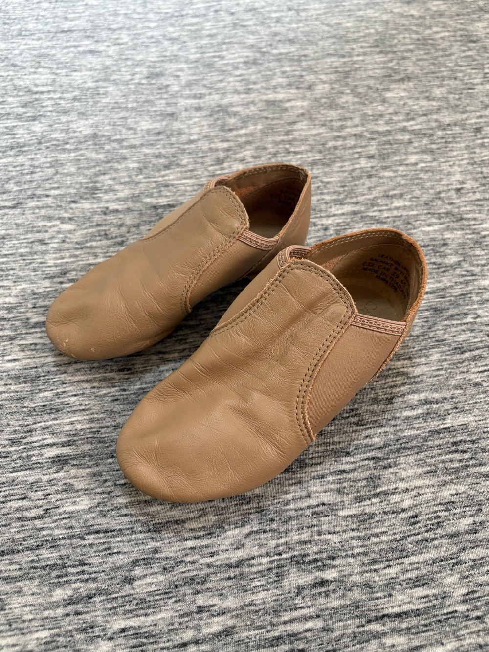 Capezio Beige Slip On Split Sole Jazz Shoe Size 3.5